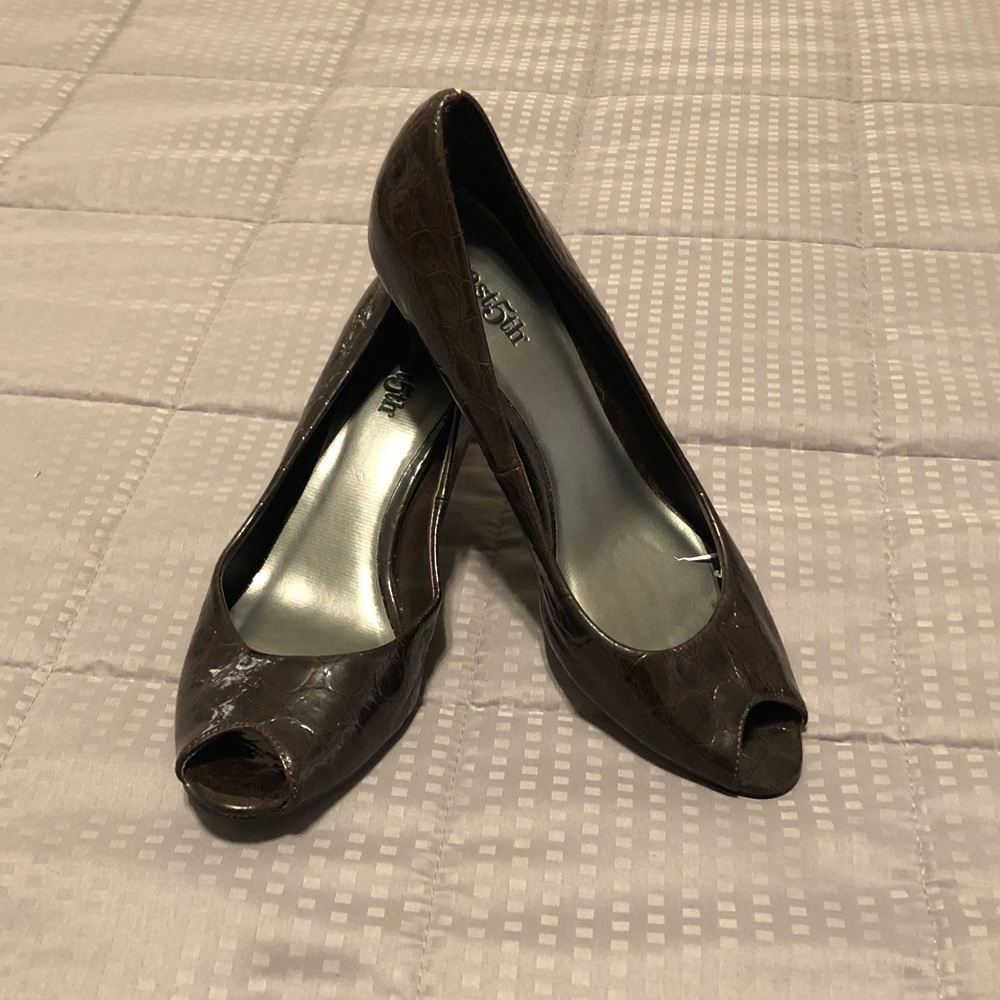 Brown croco peep-toe heels